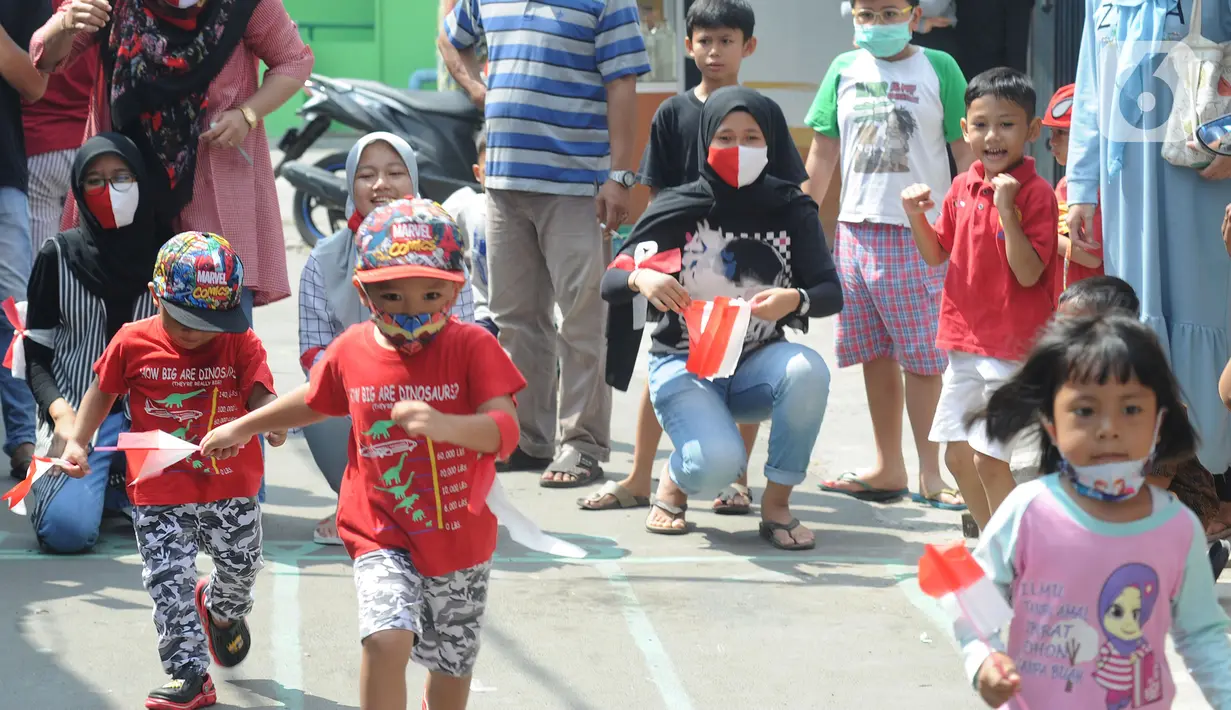 Anak-anak dengan menggunakan masker mengikuti lomba tujuh belas Agustus di Cinere, Depok, Senin (17/8/2020). Warga di sejumlah kampung di wilayah Jabodetabek tetap melakukan beragam kegiatan lomba memperingati HUT ke-75 Kemerdekaan RI dengan menerapkan protokol kesehatan. (merdeka.com/Arie Basuki)