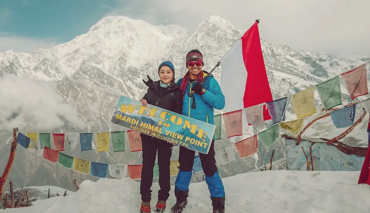 Usai beberapa waktu lalu mengunggah momen ia liburan ala backpaker di Nepal. Kini Nikita Willy tak menyia-nyiakan kesempatan untuk mendaki pegunungan Himalaya bersama teman-temannya. (Liputan6.com/IG/@nikitawillyofficial94)