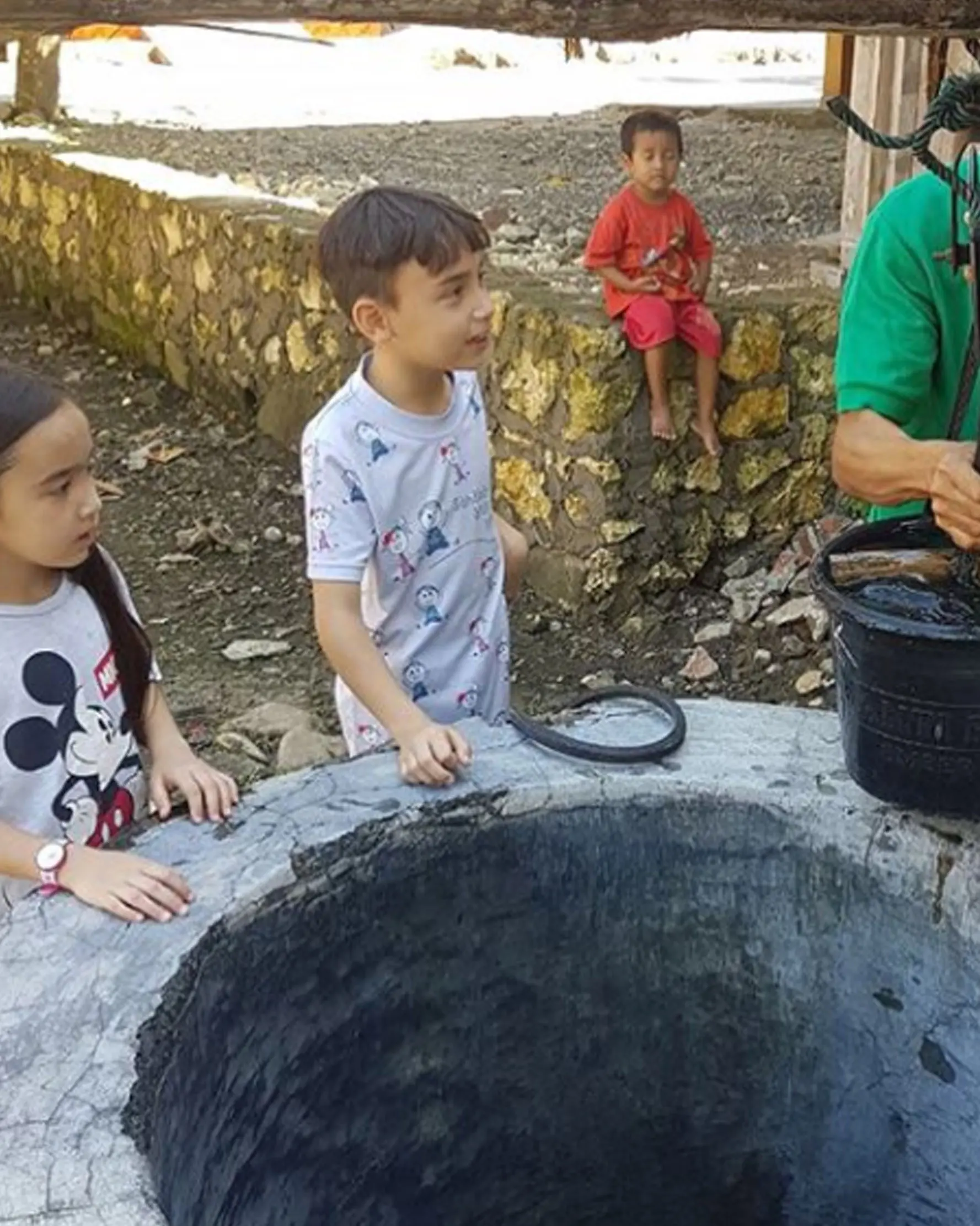 Dua anak Teuku Zacky terlihat antusias melihat sumur timba di sebuah desa di Semarang, Jawa Tengah. Kali ini, Teuku Zacky memilih berlibur di desa. (Instagram)