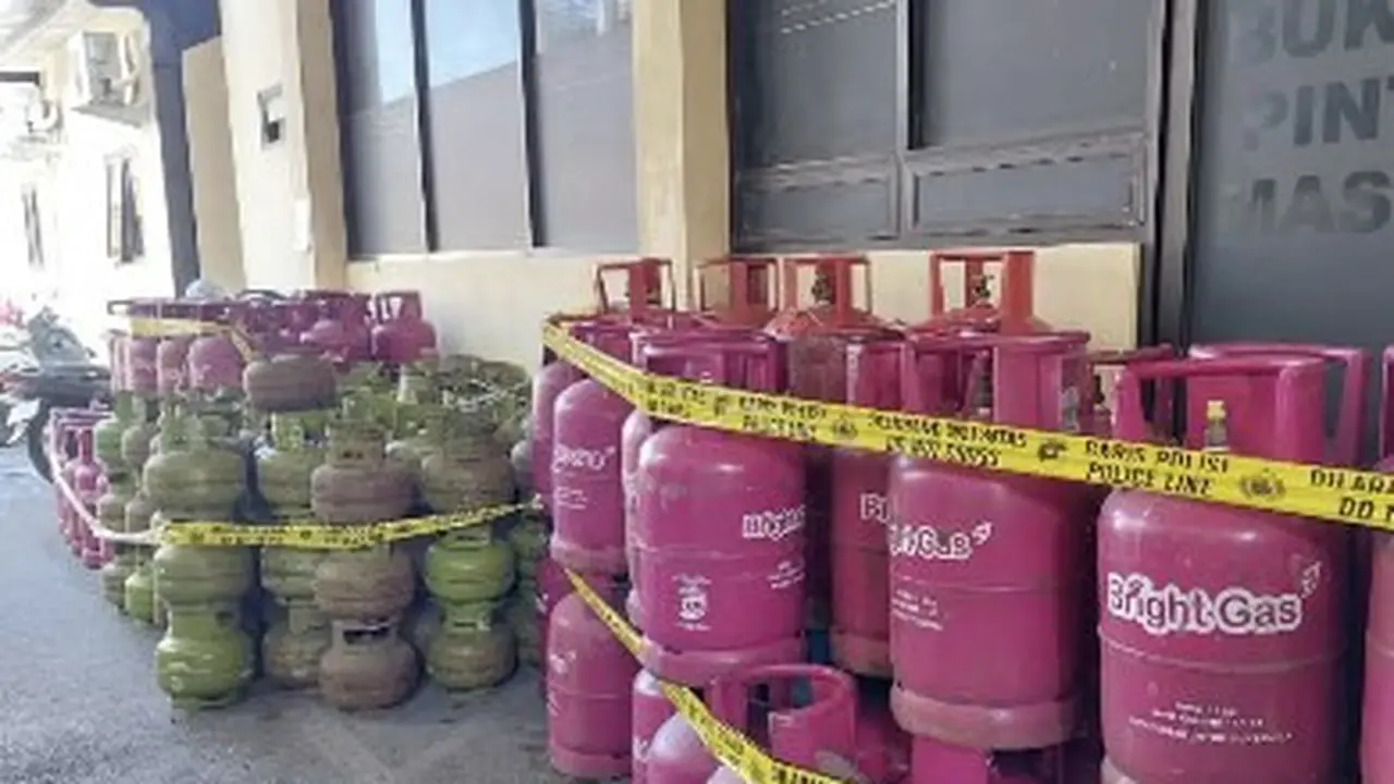 Barang bukti kasus sindikat pengoplosan LPG di Banyuwangi. (Liputan6.com/Hermawan Arifianto)
