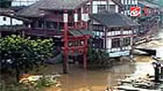 Banjir juga membuat ratusan rumah warga dan kantor pelayanan publik terendam. Korban tewas diperkirakan terus bertambah. 