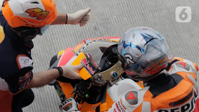 Kesibukan Pit Lane Sirkuit Mandalika Saat Sesi Pemanasan MotoGP
