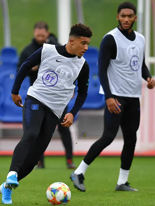 Gelandang Inggris, Jadon Sancho menggiring bola saat mengikuti latihan tim di St George's Park di Burton-on-Trent, Inggris tengah (7/10/2019). Inggris akan melawan Republik Ceko pada kualifikasi Euro 2020 di Praha. (AFP Photo/Paul Ellis)