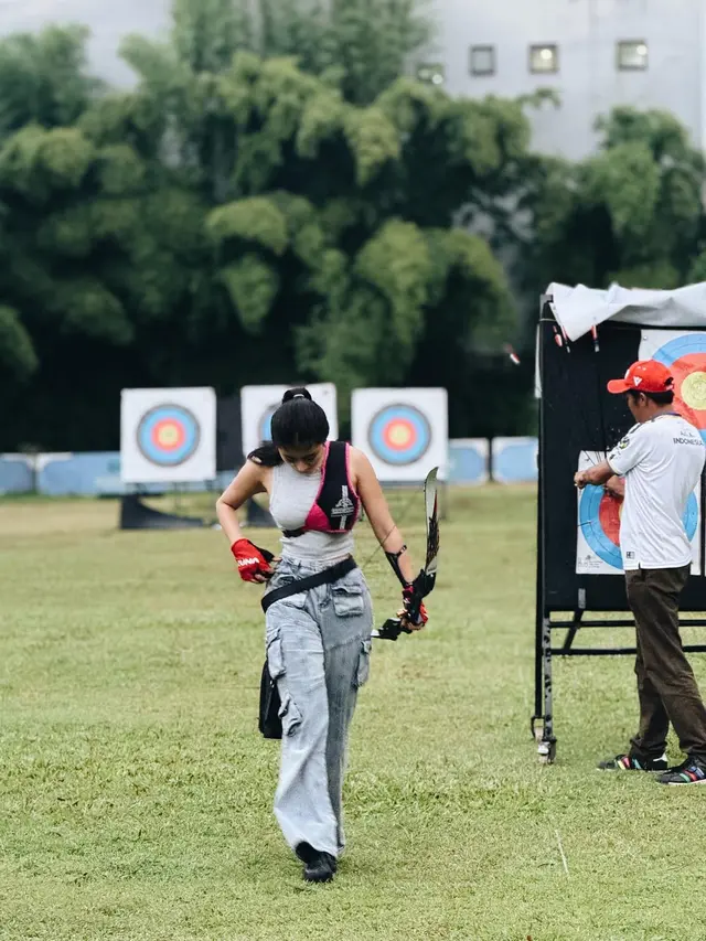 Tampil Keren, Ini 7 Potret Ghea Youbi Latihan Panahan yang Tuai Banyak Pujian