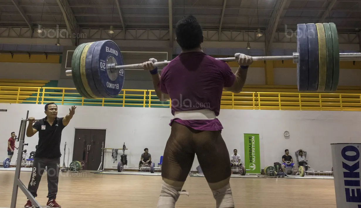 Lifter Indonesia, Edi Kurniawan, melakukan angkatan saat latihan di Gymnasium Sabilulungan, Jumat (21/7/2017). Tim angkat besi Indonesia melakukan persiapan jelang SEA Games 2017 Malaysia. (Bola.com/Vitalis Yogi Trisna)