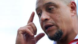 Legenda sepak bola Brasil, Roberto Carlos beraksi sebagai pelatih pada Fourfeo Mini Tournament yang diikuti pemain U-16 saat BRImo Future Garuda di Stadion Madya Senayan, Jakarta, Kamis (01/06/2023). (Bola.com/Bagaskara Lazuardi)