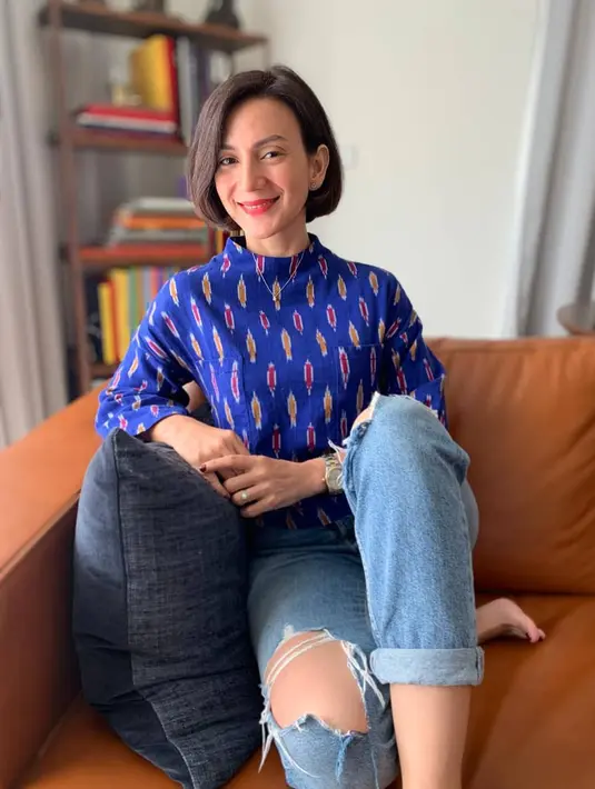 Model blouse motif etnik mendapat polesan funky dengan ripped jeans (Foto: Instagram @wanda_hamidah)