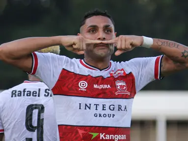 Selebrasi pemain Madura United, Jaimerson Xavier usai menjebol gawang PSS Sleman saat laga pekan keempat BRI Liga 1 2021/2022 di Stadion Madya, Jakarta, Sabtu (25/09/2021) WIB. (Bola.com/Bagaskara Lazuardi)