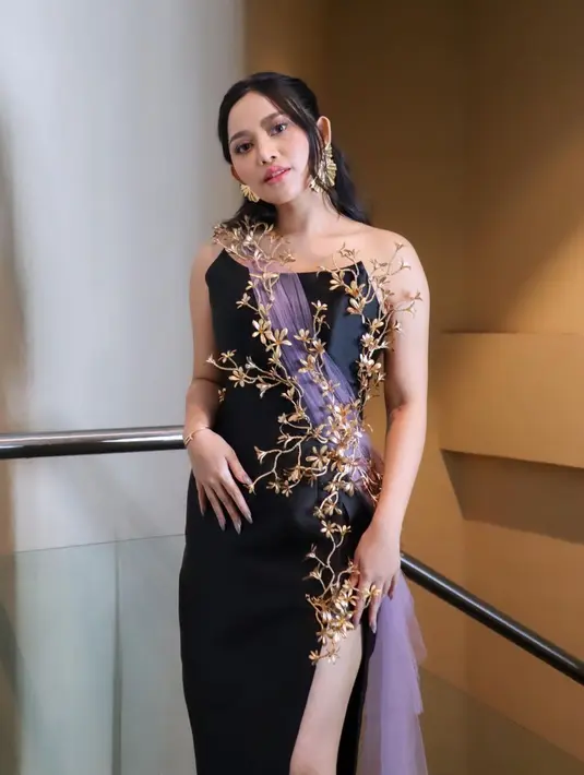 Ibu dua anak itu muncul dalam balutan off shoulder dress warna hitam rancangan desainer Asky Febrianti. [Instagram/rachelvennya]