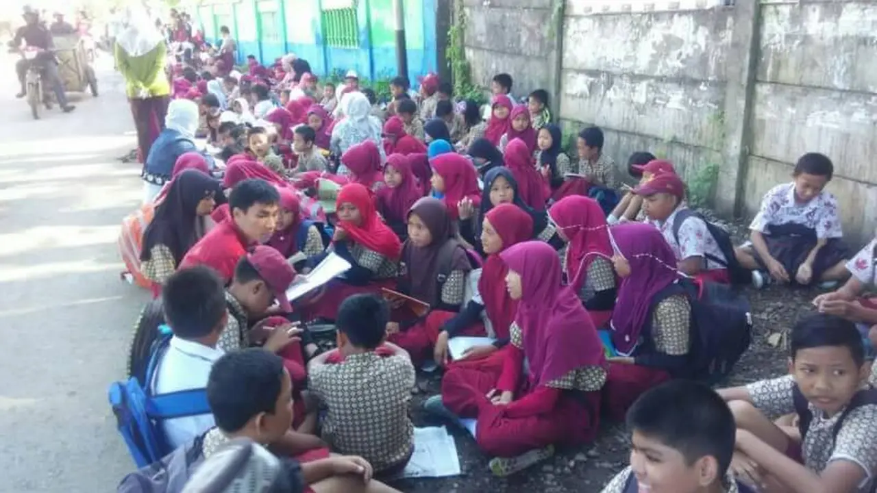 Kronologi Kasus Ribuan Siswa SD Belajar di Pinggir Jalan