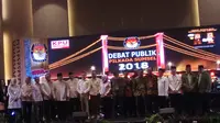 Para paslon Pilkada Sumsel 2018 bersama panelis di Debat Publik Pilkada Sumsel 2018 (Liputan6.com / Nefri Inge)