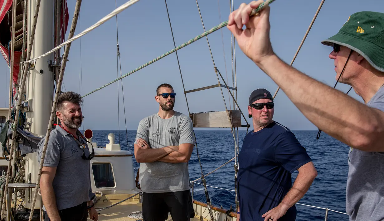 Bintang NBA asal Spanyol, Marc Gasol ambil bagian pada misi penyelamatan bersama kapal milik LSM Proactiva Open Arms di Laut Mediterania, 16 Juli 2018. Gasol tergerak membantu usai melihat foto yang viral pada 2015 tentang anak Suriah, Aylan Kurdi. (AFP)