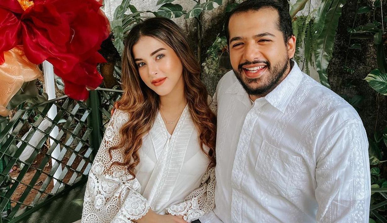 Menikah pada 2018 hingga kini Tasya Farasya dan Ahmad Assegaf tampak semakin romantis. Bahkan, Tasya mengaku jika sang suami merupakan laki-laki pertama yang ditaksir dan dijadikan tipe idaman. (Liputan6.com/IG/@tasyafarasya)