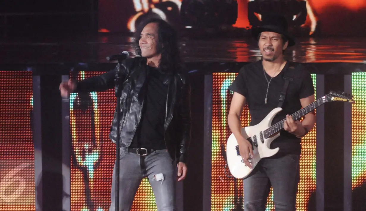 Kaka dan Ridho saat tampil di panggung Konser Raya 22 Indosiar, Jakarta, Rabu (11/1). Kehadiran Slank semakin membuat panggung Konser Raya 22 Indosiar semakin bergairah. (Liputan6.com/Helmi Afandi)