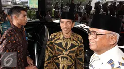 Presiden Jokowi saat tiba di Gedung KPK , Jakarta, Kamis (9/7/2015). Presiden, Wapres dan sejumlah pejabat negara menghadiri acara buka puasa bersama yang digelar KPK. (Liputan6.com/Helmi Afandi)