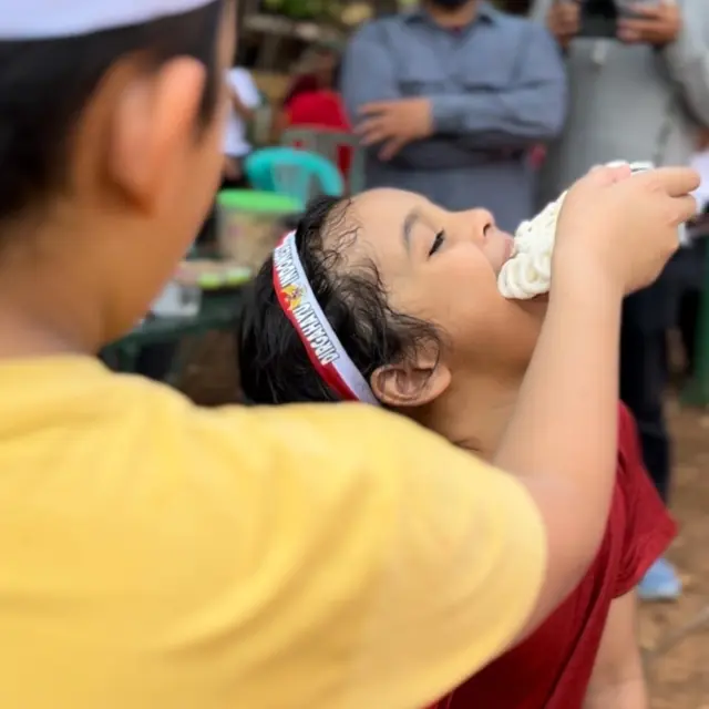 Teuku Wisnu Memeriahkan Perayaan HUT RI ke-78 dengan Lomba 17-an bersama Anak-Anak. (instagram.com/teukuwisnu)