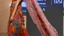 Rhea Chakraborty berjalan di catwalk mengenakan kreasi desainer Guapa selama FDCI X Lakme Fashion Week di Mumbai pada 14 Oktober 2022. Rhea tampil memukau mengenakan gaun bermotif bunga berwarna-warni. Keduanya tampil memukau dengan pakaian masing-masing. (AFP/Sujit Jaiswal)
