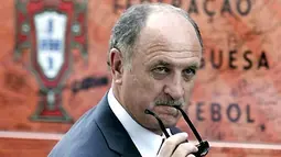 Portugal's Brazilian coach Luiz Felipe Scolari gestures as he passes by the Cote d'Armes of the Portuguese Football Federation upon his arrival at Portela airport in Lisbon on June 20, 2008. AFP PHOTO/ PAULO CORDEIRO