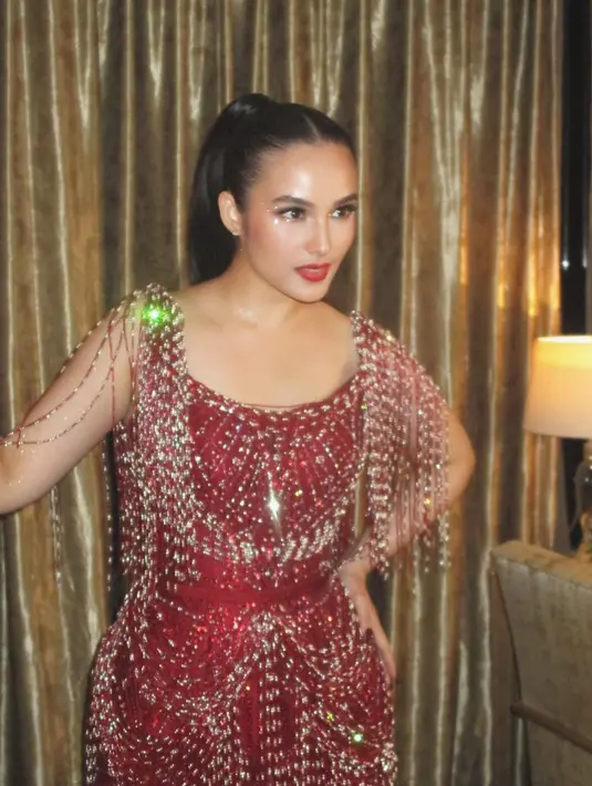 Riasan dari MUA Archangela Chelsea menyatu dengan gaun merah yang memancarkan gairah dan siap untuk berdansa semalaman. [@archangelachelsea]