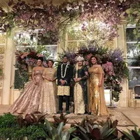 Krisdayanti bersama Ruth Sahanaya dan Titi DJ foto bersama dengan Danvy Sekartaji Rukmana Indri   Haryanti Rukmana dengan Ajie Sulistyo Dwi Putra Maryulis (Instagram/@krisdayantilemos)