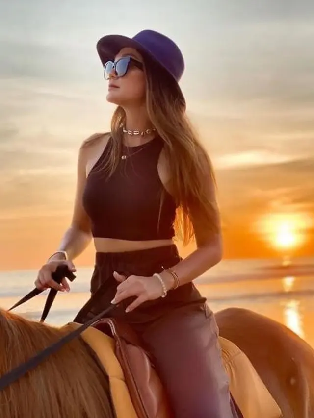 Potret Luna Maya sedang berkuda (Instagram/@lunamaya)
