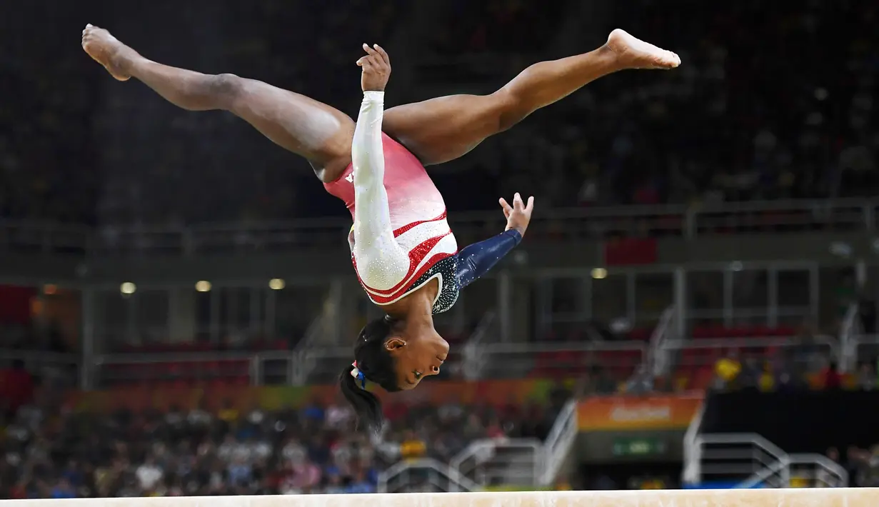 Atlet Senam asal Amerika Serikat, Simone Biles beraksi di balok titian saat Olimpiade Rio 2016, Brasil pada 9 Agustus 2016. (REUTERS/ Dylan Martinez)