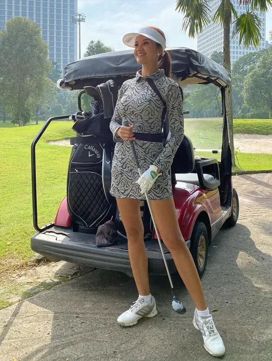 Tak hanya rok plisket dan polo shirt, ia juga mengoleksi set outfit golf dengan beragam pattern dengan desain stylish (Foto: Instagram @farahqueennofficial)