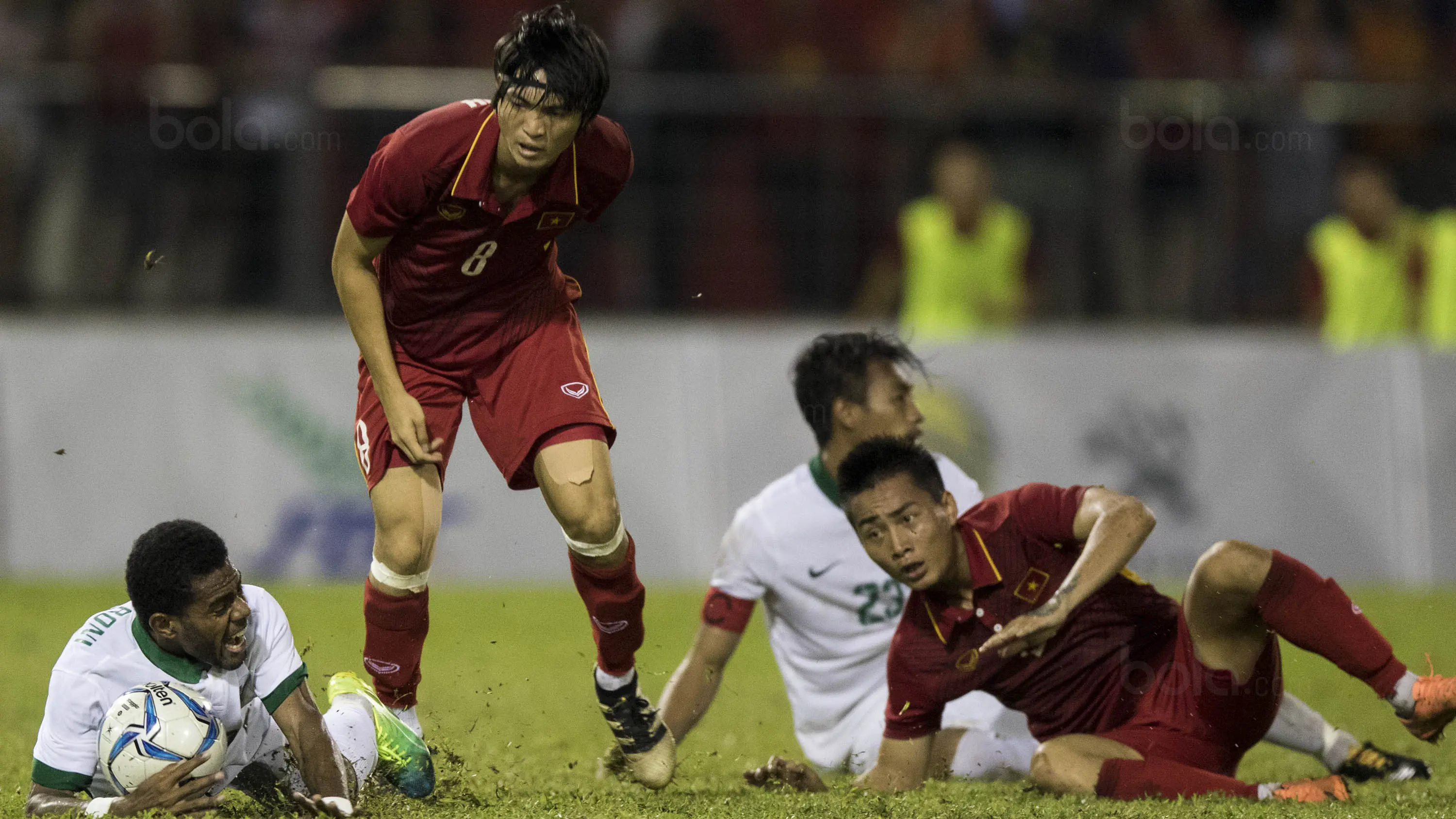 Gelandang Timnas Indonesia, Yabes Roni, dijatuhkan pemain Vietnam pada laga SEA Games di Stadion MPS, Selangor, Selasa (22/8/2017). Kedua negara bermain imbang 0-0. (Bola.com/Vitalis Yogi Trisna)