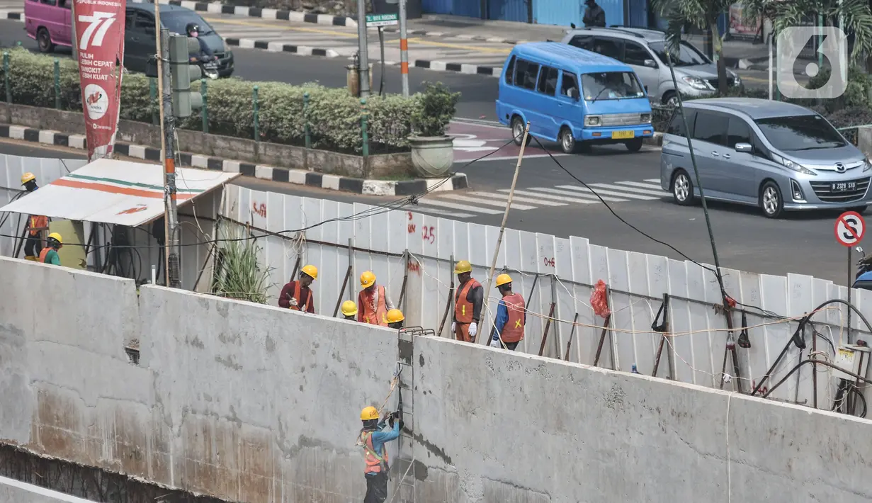 Aktivitas pekerja saat menyelesaikan proyek pembangunan lintas bawah atau underpass di Jalan Dewi Sartika, Depok, Jawa Barat, Minggu (27/11/2022). Pengerjaan underpass yang memiliki panjang penanganan 970 meter dengan panjang lintas bawah 470 meter nantinya diharapkan dapat mengurai kemacetan yang kerap terjadi di sekitar perlintasan sebidang. (merdeka.com/Iqbal S. Nugroho)
