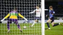 Pemain Tottenham Hotspur Gareth Bale berusaha untuk mencetak gol ke gawang Wycombe Wanderers pada pertandingan putaran keempat Piala FA di Stadion Adams Park, High Wycombe, Inggris, Senin (25/1/2021). Tottenham Hotspur melaju ke 16 besar Piala FA usai menang 4-1. (AP Photo/Frank Augstein)
