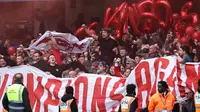 Para fans Liverpool memberikan dukungan kepada timnya dalam laga lanjutan Liga Inggris 2024/2025 melawan Chelsea di Stamford Bridge, London, Inggris, Minggu (04/05/2025) waktu setempat. (AFP/Henry Nicholls)