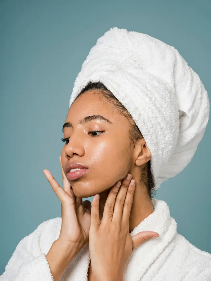 4. Melewatkan Area Leher dan Dada