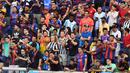 Fans Barcelona saat melihat tim kesayanganya menjalani latihan di Red Bull Arena di Harrison, New Jersey, (21/7). Barcelona akan berhadapan dengan Juventus pada ICC 2017. (AFP Photo/Jewel Samad) 