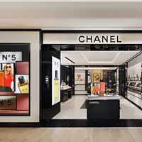 Setelah pindah dari lantai pertama, butik ini kini ditempatkan secara strategis di dalam area Fragrance & Beauty di lantai dua. Dengan luas lebih dari 195 meter persegi, Ruang ini menafsirkan kembali estetika abadi melalui palet warna hitam dan putih khasnya, yang dipertegas dengan sentuhan emas yang berkilauan. Garis-garis yang bersih dan sederhana secara halus membedakan dunia yang berbeda yang didedikasikan untuk makeup, fragrance, skincare, dan produk eksklusif butik, yang masing-masing mengekspresikan kode-kode halus dari House.