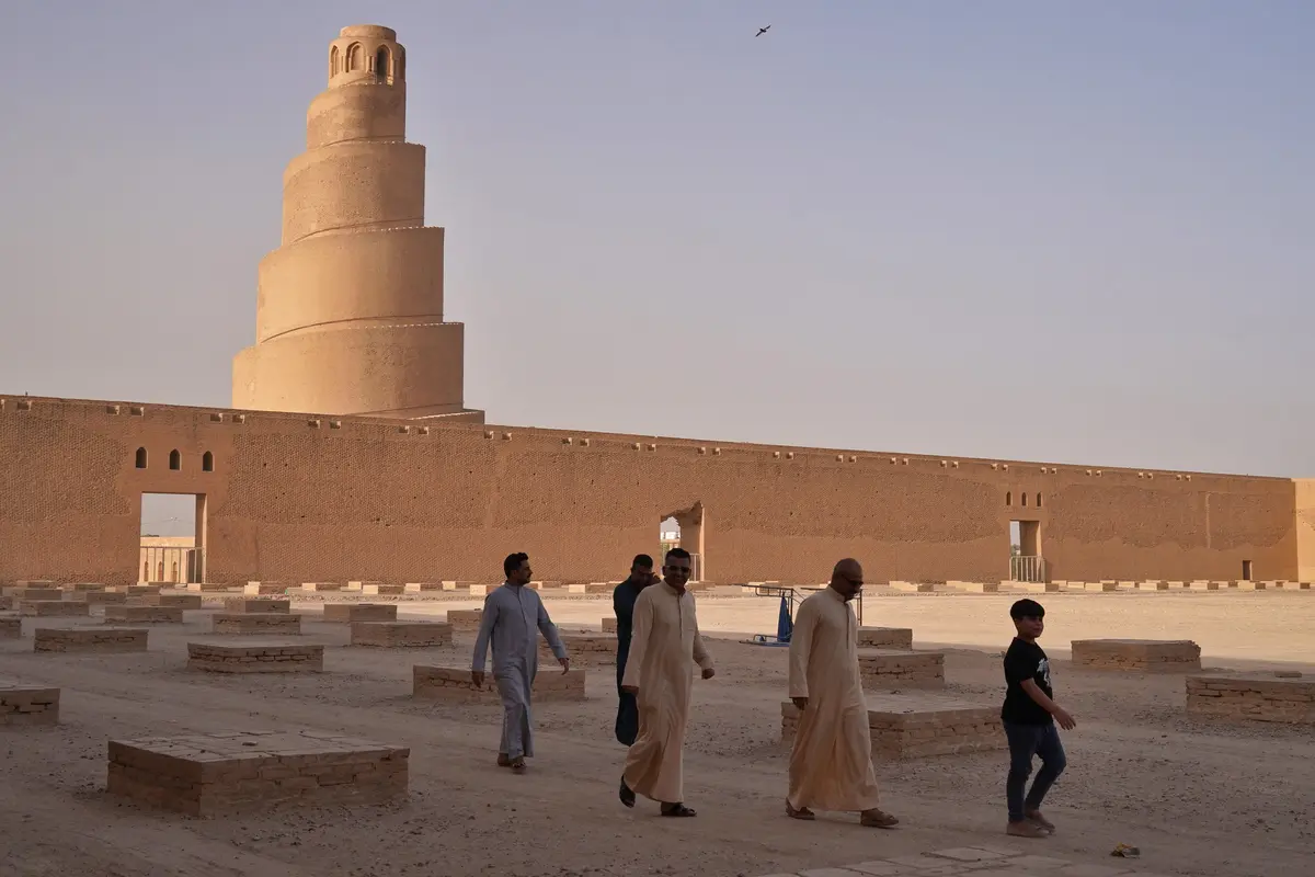 Menaiki Menara Spiral Malwiya di Irak