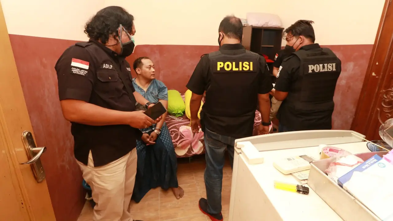 Petugas gabungan menggerebek kampung narkoba di Jalan Kunti, Sidotopo, Surabaya. (Dian Kurniawan/Liputan6.com)