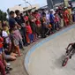 Warga menonton aksi pesepeda BMX di Taman Kalijodo, Jakarta, Minggu (15/01). Proses pembangunannya area taman ini terbilang cukup cepat. (Liputan6.com/Fery Pradolo)