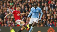 Yaya Toure ingin klubnya bisa menyamai Manchester United. (Reuters / Jason Cairnduff)