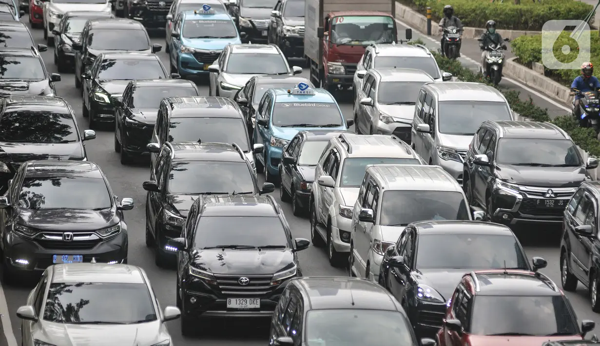 Kemacetan kendaraan saat jam sibuk di Jalan Jenderal Sudirman, Jakarta, Senin (15/5/2023). (merdeka.com/Iqbal S Nugroho)