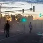 Demonstran bentrok dengan polisi saat unjuk rasa atas kematian George Floyd oleh polisi di luar Third Police Precinct, Minneapolis, Minnesota, Amerika Serikat, Rabu (27/5/2020). Pria kulit hitam, George Floyd, meninggal karena kehabisan napas setelah lehernya diduduki oleh polisi. (Kerem Yucel/AFP)