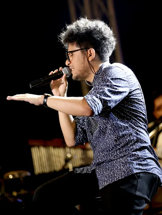 Pemilik nama Kunto Aji wibisono juga membawakan lagu yang membuat namanya tenar 'Terlalu Lama Sendiri' dan 'Ekspektasi'. (Andy Masela/Bintang.com)