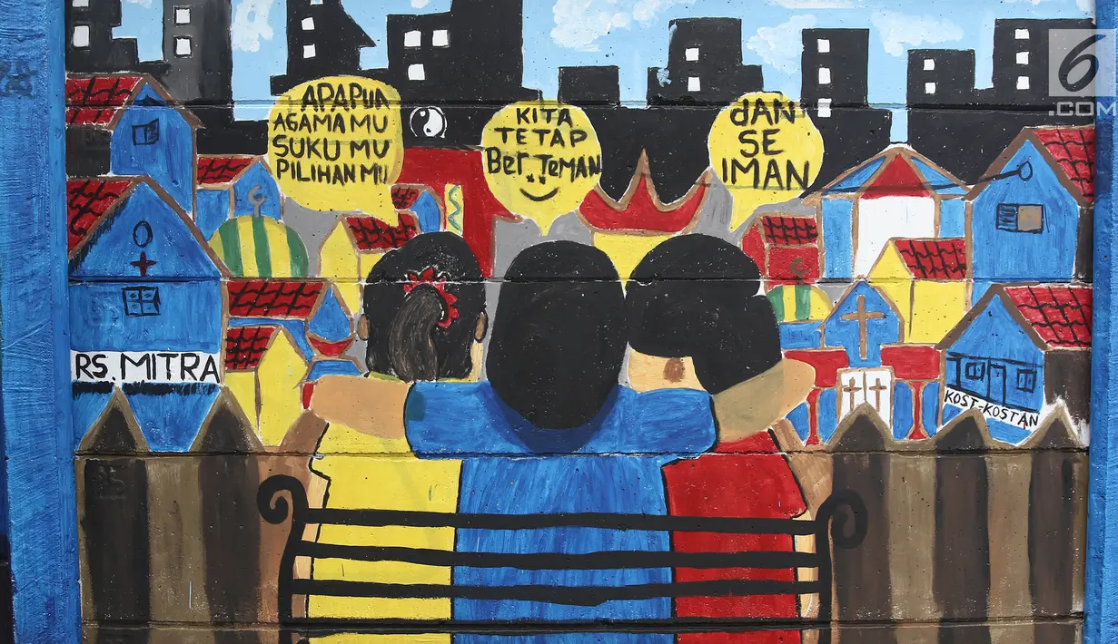 Mural masyarakat saling berangkulan terlihat di Jalan Juanda, Depok, Jawa Barat, Rabu (21/11). Mural tersebut memiliki pesan agar masyarakat tetap damai dan berteman meski berbeda memilih capres di Pilpres 2019. (Liputan6.com/Herman Zakharia)