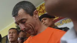 Warga negara Prancis Samuel Pierre Danguny tertunduk saat konferensi pers di kantor polisi di Denpasar, Bali (18/3). Danguny ditangkap pada 15 Maret dengan kepemilikan 33 gram ganja dan 2 paket Hasis 16 gram. (AFP Photo/Sonny Tumbelaka)