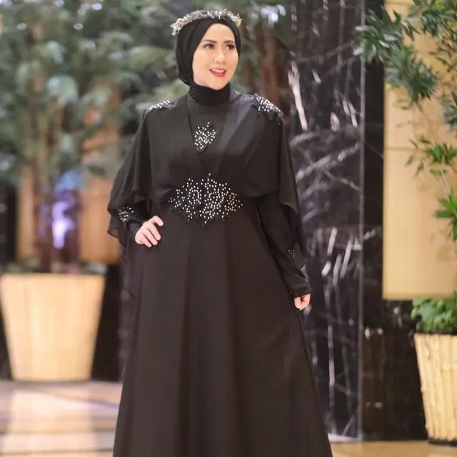 Gaya Kasual Venna Melinda Pakai Baju Bernuansa Hitam, Tampil Modis. (Sumber: Instagram/vennamelindareal)