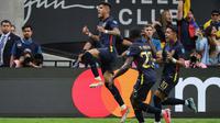 Bek Ekuador Piero Hincapie berselebrasi dengan rekan setimnya setelah gol bunuh diri yang dicetak oleh gelandang Jamaika Kasey Palmer pada matchday 2 Grup B Copa America 2024 di Allegiant Stadium, Kamis (27/6/2024) pagi WIB. (Ethan Miller / GETTY IMAGES NORTH AMERICA / Getty Images via AFP)