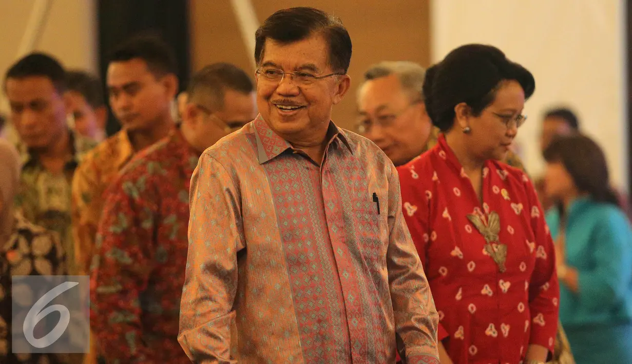 Wapres Jusuf Kalla bersama Menlu Retno Marsudi saat pembukaan Kongres ke-3 Diaspora Indonesia di Jakarta, Rabu (12/8). Kongres yang berlangsung selama 12-14 Agustus 2014 tersebut mengusung tema "Diaspora Bakti Bangsa". (Liputan6.com/Faizal Fanani)