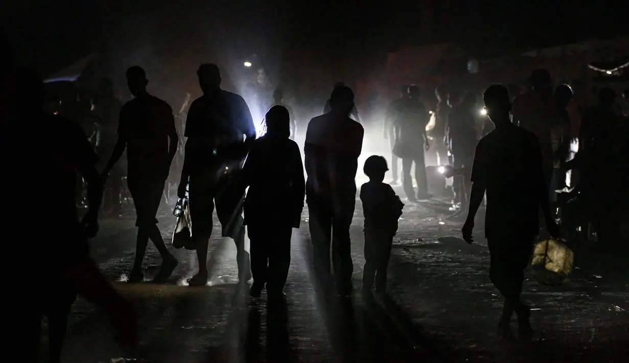 Selain aliran listrik, warga Palestina di Gaza juga mengalami krisis air bersih dan makanan. (Bashar TALEB/AFP)