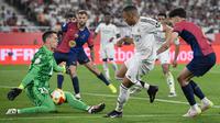 Kiper Barcelona, Wojciech Szczęsny (kiri) menghalau bola tendangan pemain Real Madrid, Kylian Mbappe dalam laga final Copa Del Rey di La Cartuja stadium, Sevilla, Spanyol. (AFP/Josep Lago)