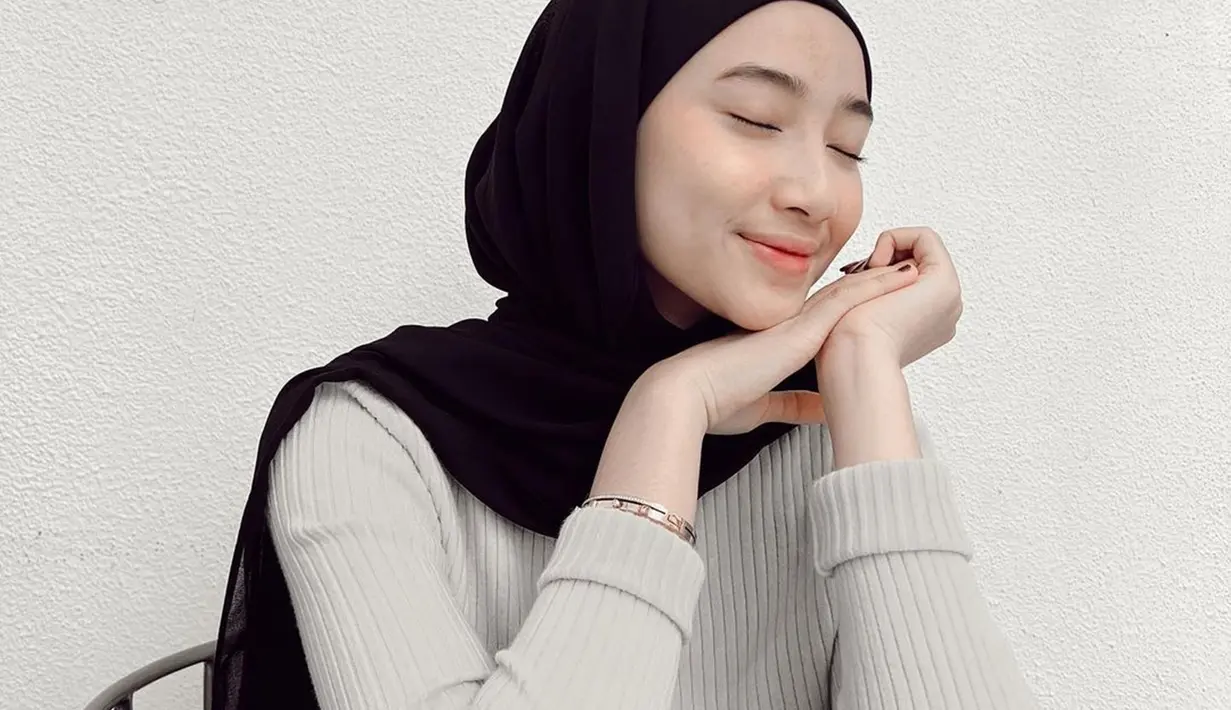 Selebgram dengan jumlah followers mencapai 1,5 juta ini memang sering memakai hijab. Saat mengenakan hijab, Ansellma Putri terlihat cantik memesona. Warganet kompak menyebut Ansel sangat pas saat memakai hijab warna hitam. Berbagai pujian pun datang dari netizen yang terpesona dengan Ansel. (Liputan6.com/IG/@ansellmaputri)