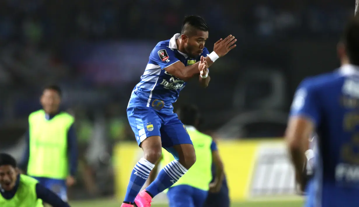 Ekspresi pemain Persib, Zulham Malik Zamrun, setelah mencetak gol kedua Persib ke gawang Pusamania Borneo FC dalam laga leg kedua perempatfinal Piala Presiden 2015 di Stadion Si Jalak Harupat, Bandung, Sabtu (26/9/2015). (Bola.com/Arief Bagus)